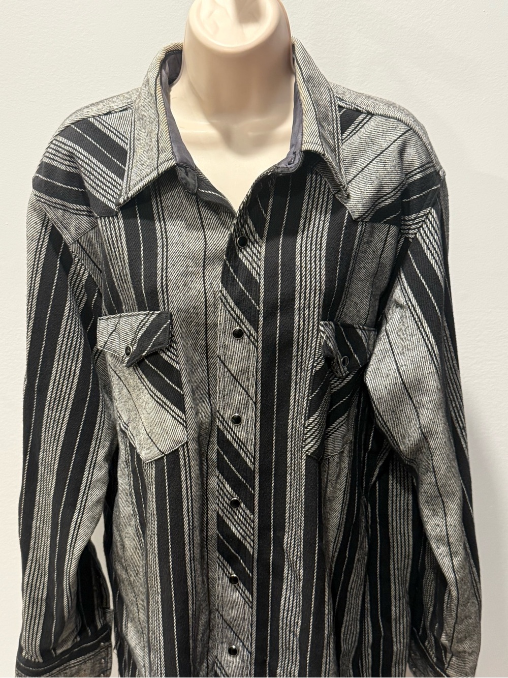 Vintage Wrangler Black Gray Vertical Stripe Snaps Pearl Shirt Western Size XLong